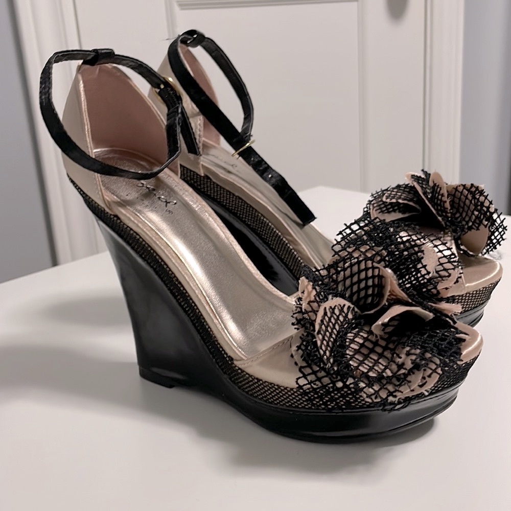 Qupid - wedge heel shoe - size 7.5 or 8